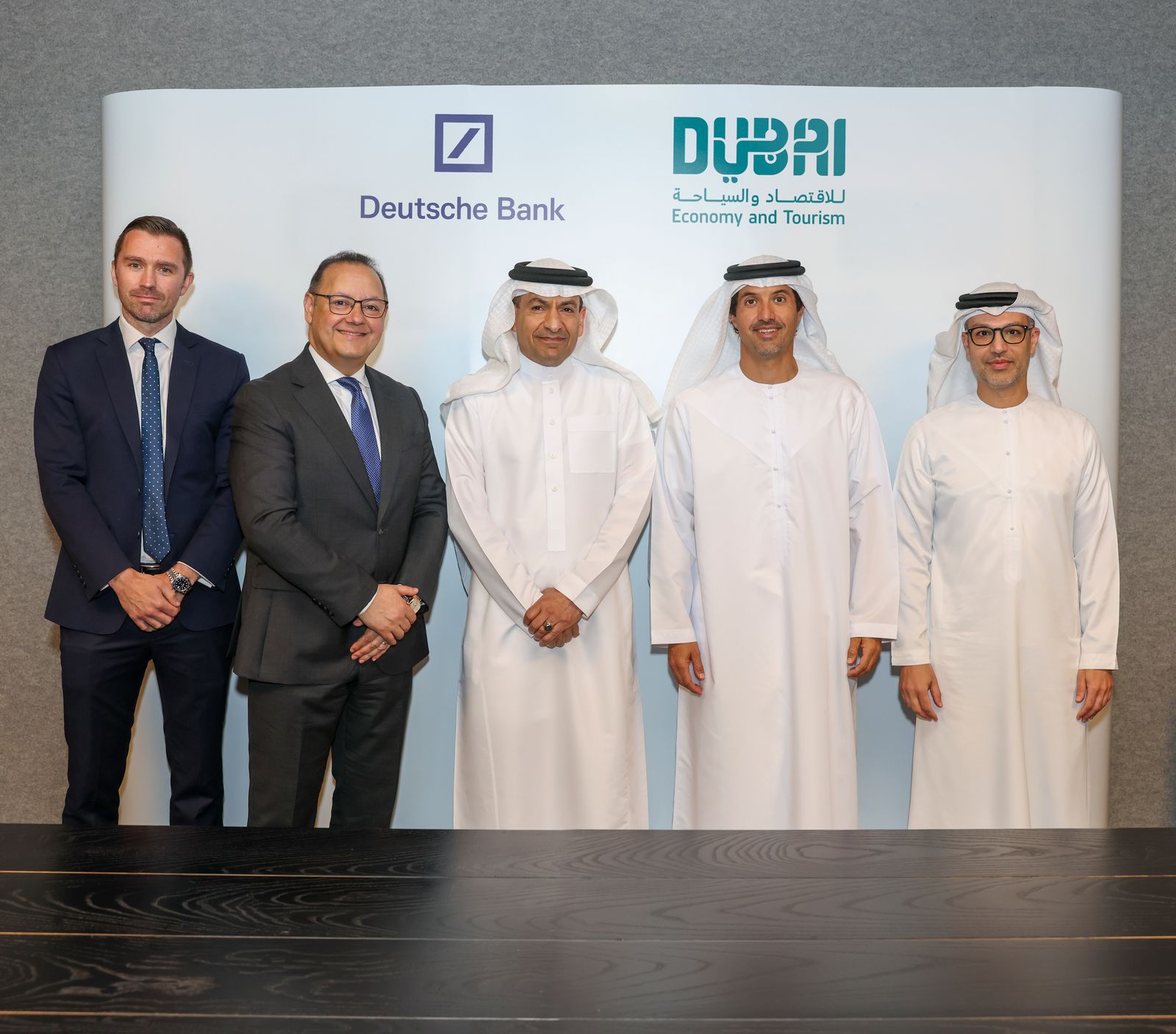 groupfoto-deutsche-bank-dubai-economy-tourism